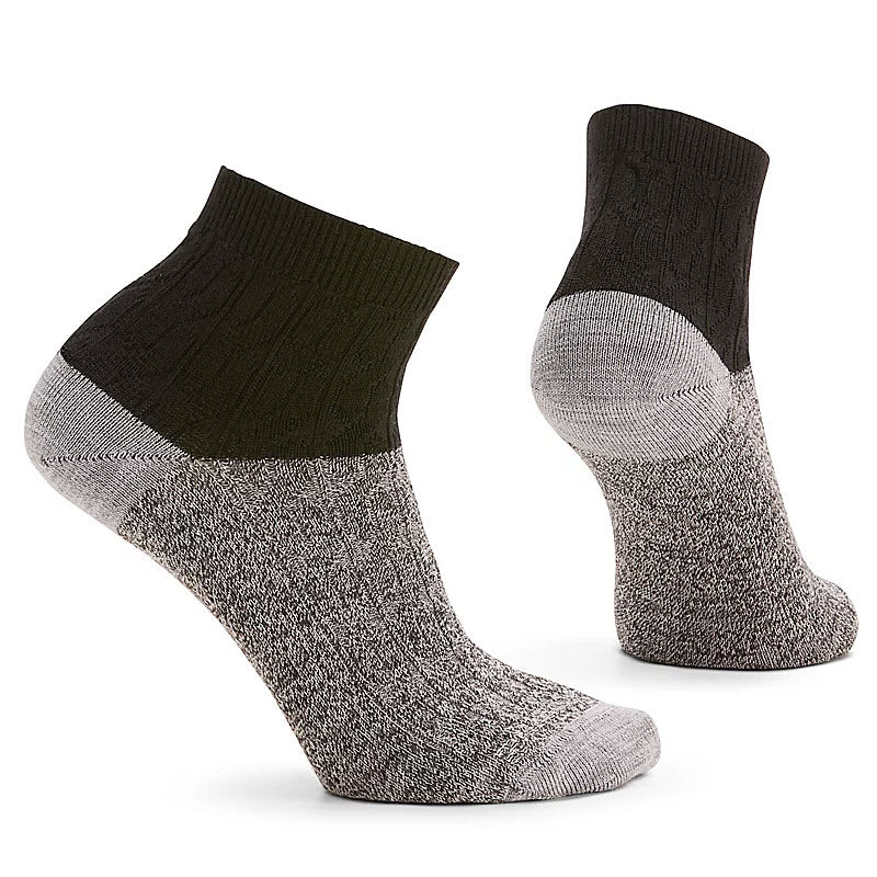 Displayed as worn, the Smartwool Cable Ankle Women&#39;s Black socks are gray and black with a textured pattern, designed for a slim fit. They feature a seamless toe for enhanced comfort.