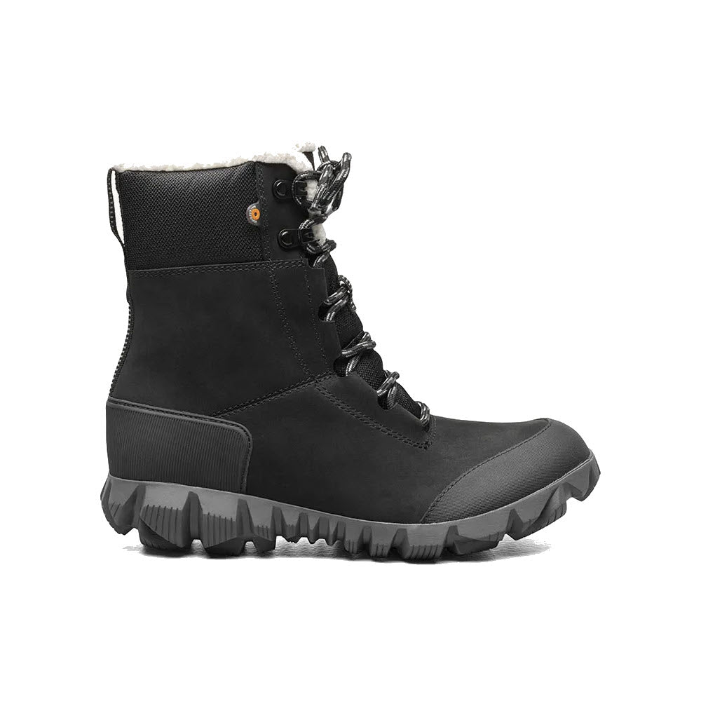 The Bogs BOGS ARCATA LEATHER BLACK for women features a white ultra-plush lining, a rugged slip-resistant outsole, and metal eyelets for the laces.