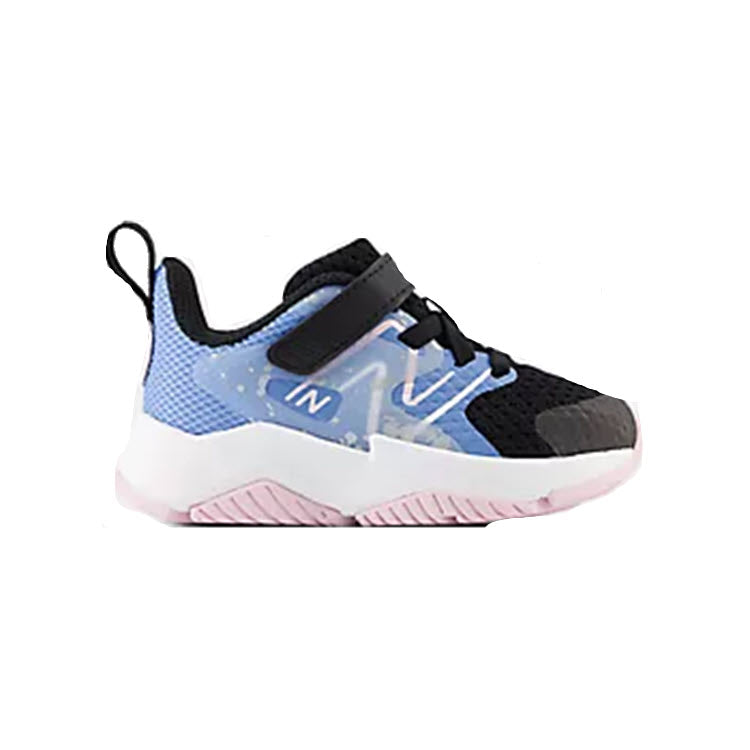 The NEW BALANCE RAVE RUN V2 BLACK/BLUE - KIDS is a plush comfort sneaker designed for kids, featuring a Velcro strap, white sole, and no-sew overlays in a stylish black and blue color scheme. The design is completed with the signature &quot;N&quot; logo on the side from New Balance.