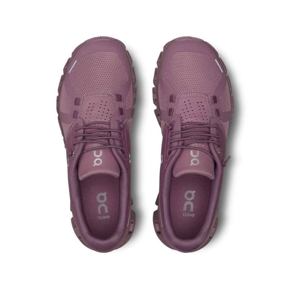 A pair of On Running ON CLOUD 5 FIG/QUARTZ women&#39;s shoes viewed from above, showcasing the top, insoles with the brand&#39;s logo, and the innovative speed lacing system.